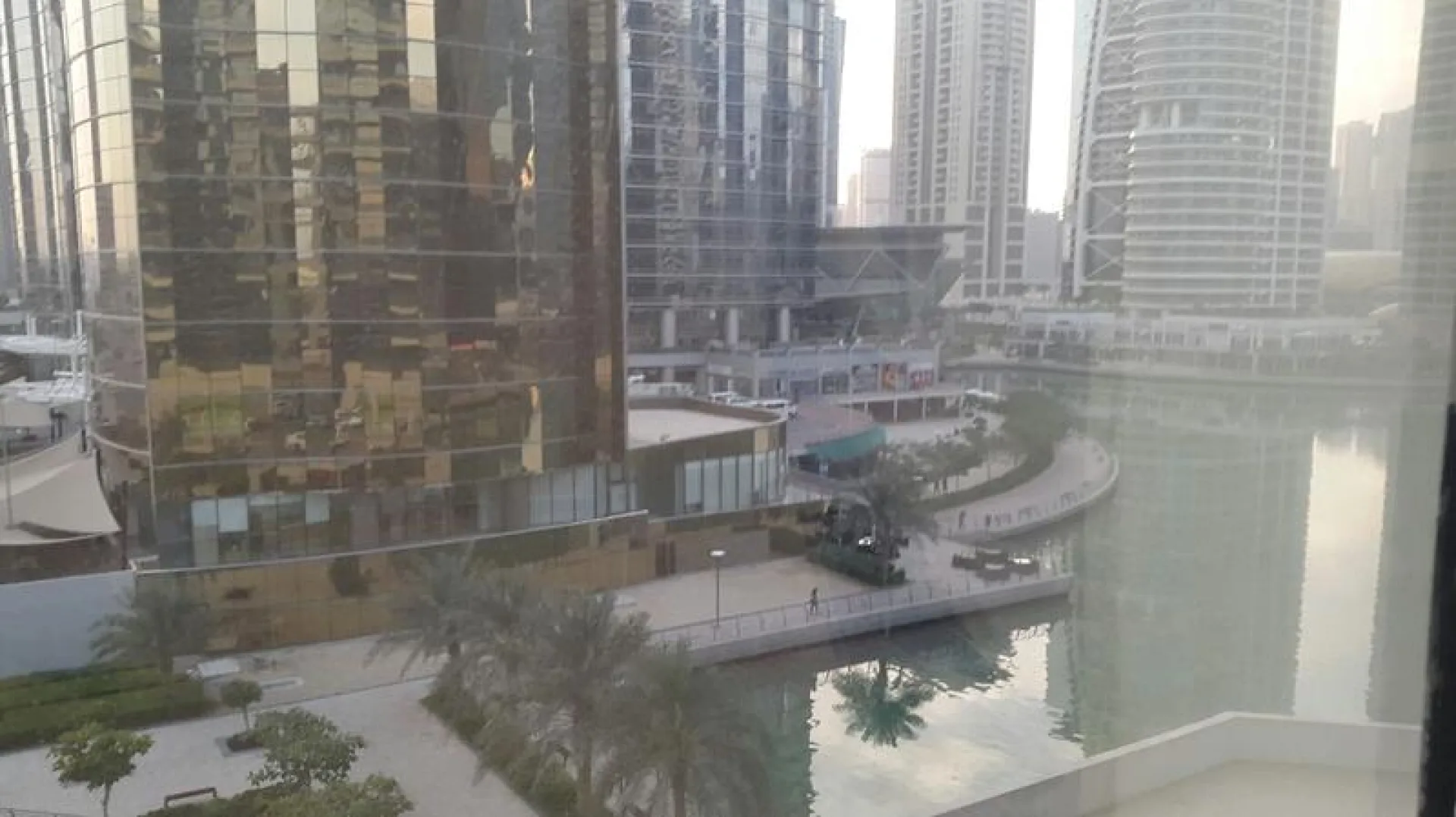 Large Studio en vente, vue spendide sur le lac – Appartement Dubai (3/6)