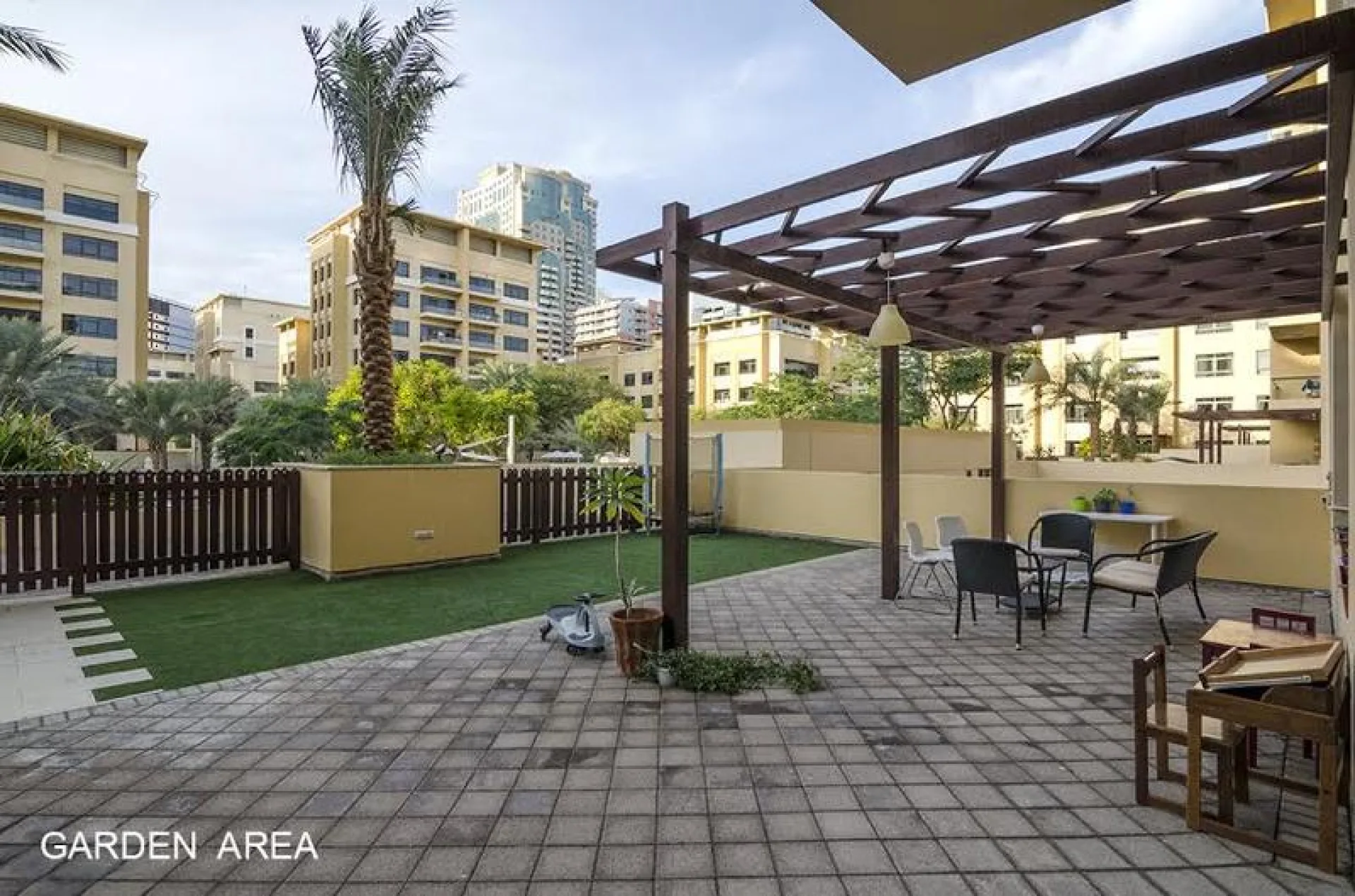 3 ch + bureau + cour intérieur – Appartement Dubai (5/9)