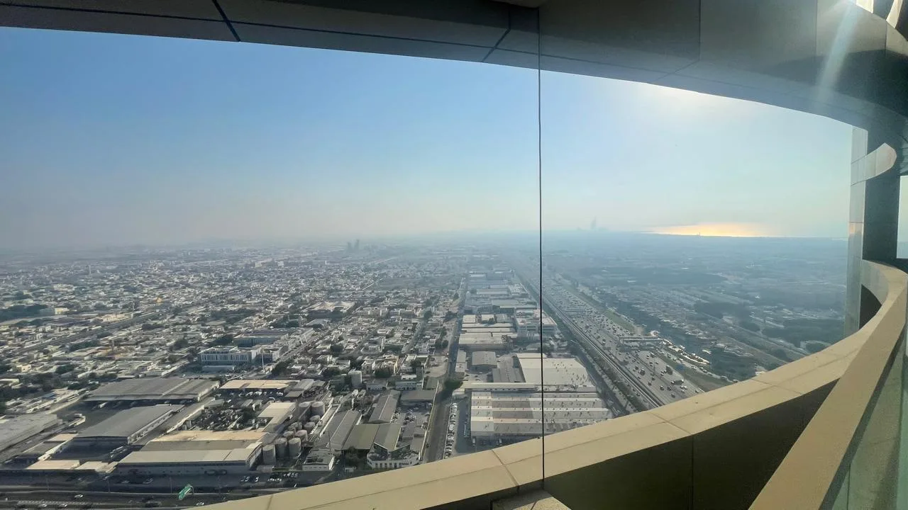 Vue sur la Skyline et le Burj Al Arab depuis un étage élevé – Appartement Dubai (7/9)