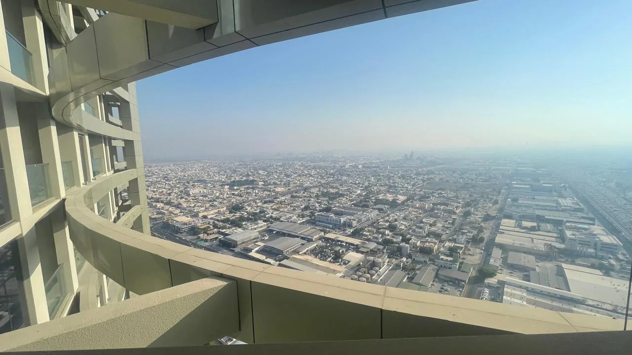 Vue sur la Skyline et le Burj Al Arab depuis un étage élevé – Appartement Dubai (9/9)