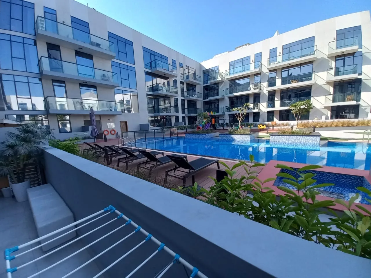 Vue sur la piscine | Spacieux | Meublé 1 BHK à louer Vue sur la piscine | Spacieux | Meublé 1 BHK à louer – Appartement Dubai (1/11)