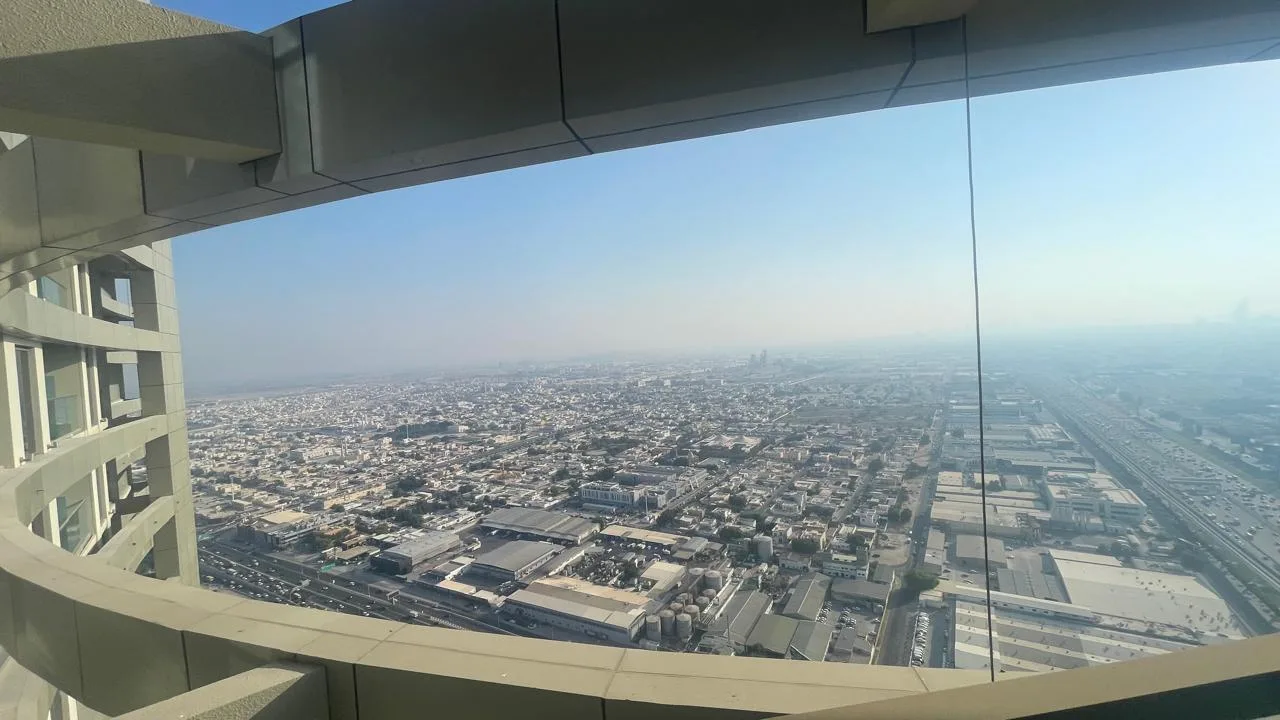 Vue sur la Skyline et le Burj Al Arab depuis un étage élevé – Appartement Dubai (8/9)